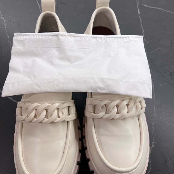 MIA Off-White Platform Loafers. Size 9 w/ Rubber chain detail. Manmade “leather” - Picture 3 of 6